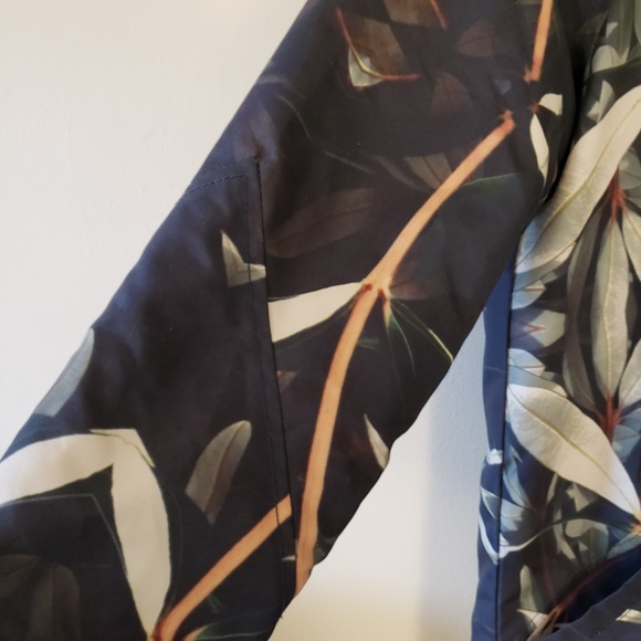 Two sided  Windbreaker with a floral pattern - Picture 3 of 8